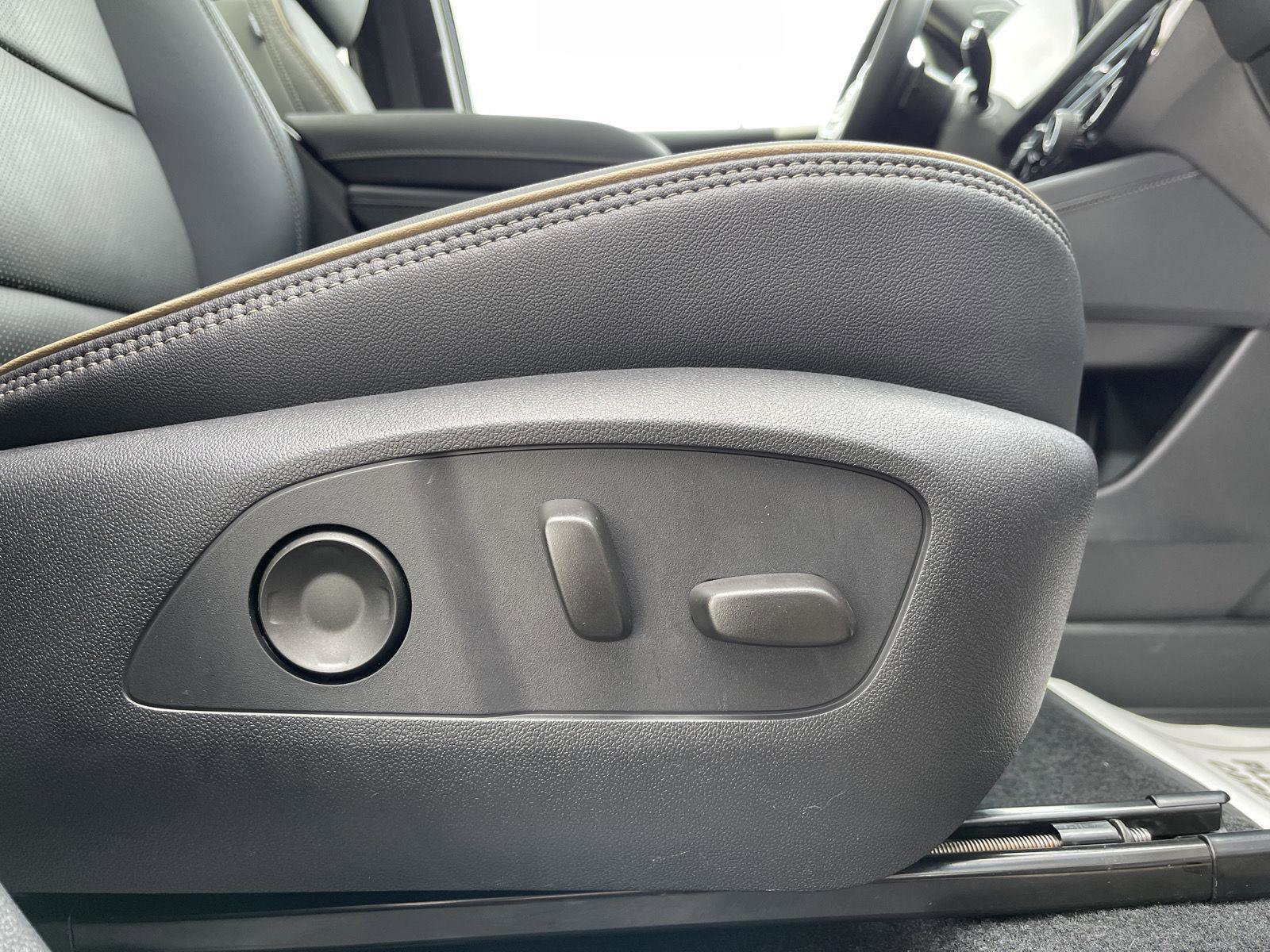 Used 2025 Chevrolet Traverse High Country w/ LPO, Floor Liner Package AWD/4WD image 37