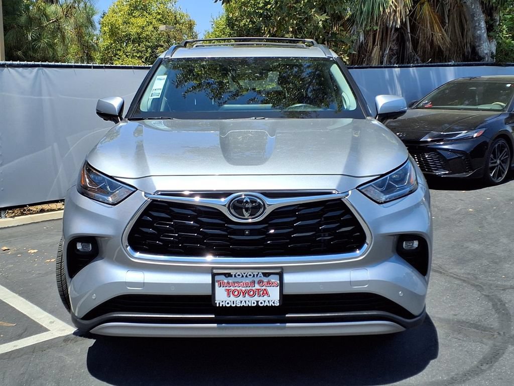 Used 2023 Toyota Highlander Platinum FWD image 2