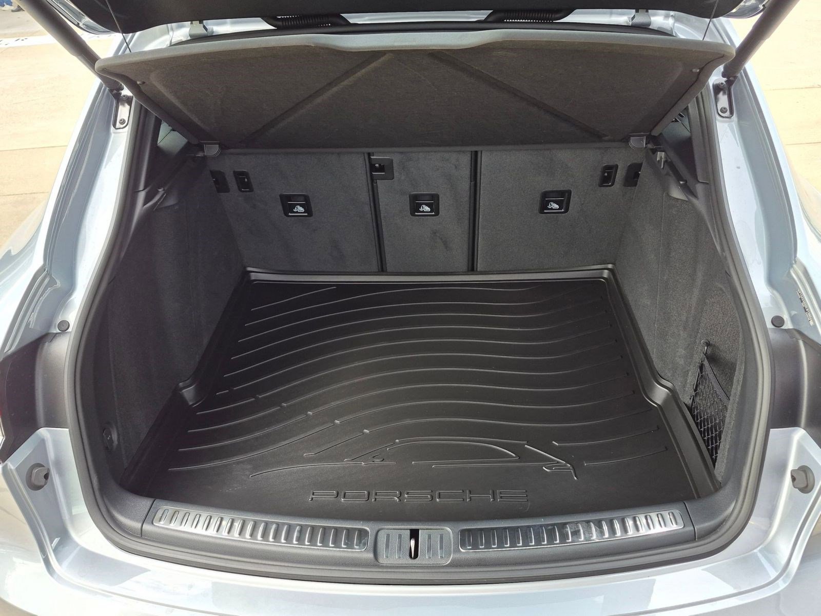 Certified 2025 Porsche Macan Turbo AWD/4WD image 23