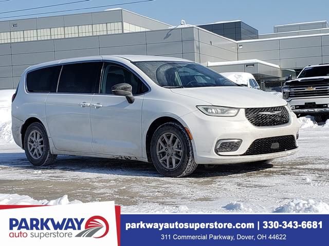 Used 2024 Chrysler Pacifica Touring-L image 1