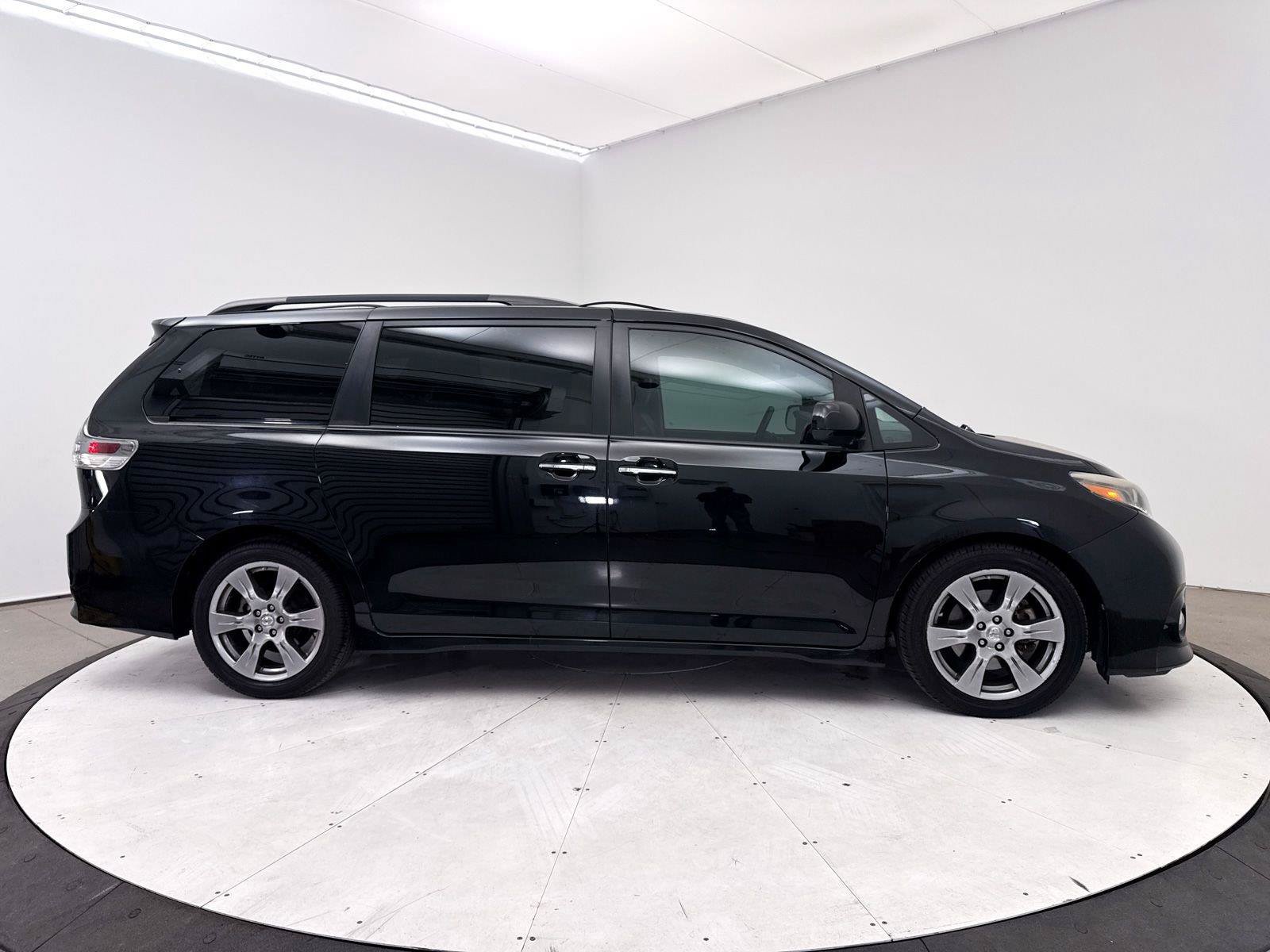 Used 2017 Toyota Sienna SE Premium FWD image 32
