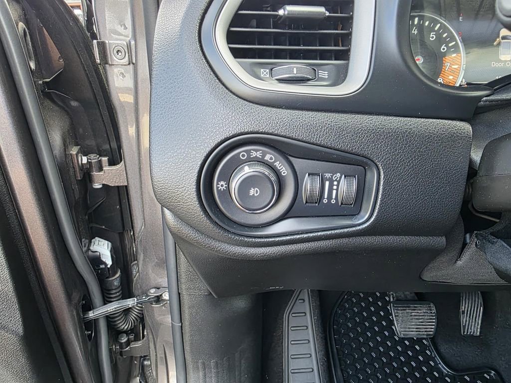 Used 2021 Jeep Renegade Latitude w/ Convenience Group image 13