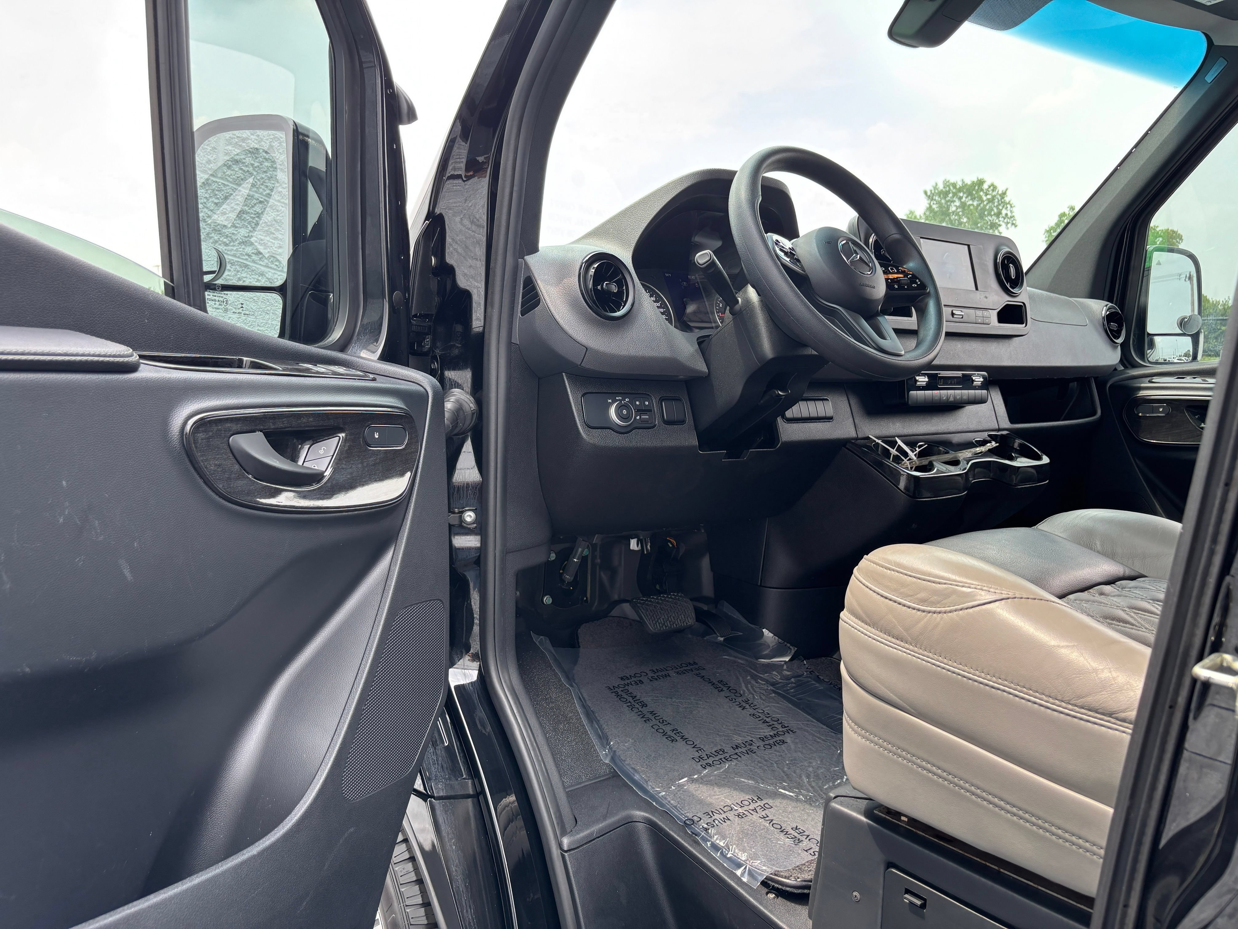 Used 2023 Mercedes-Benz Sprinter 2500 image 18