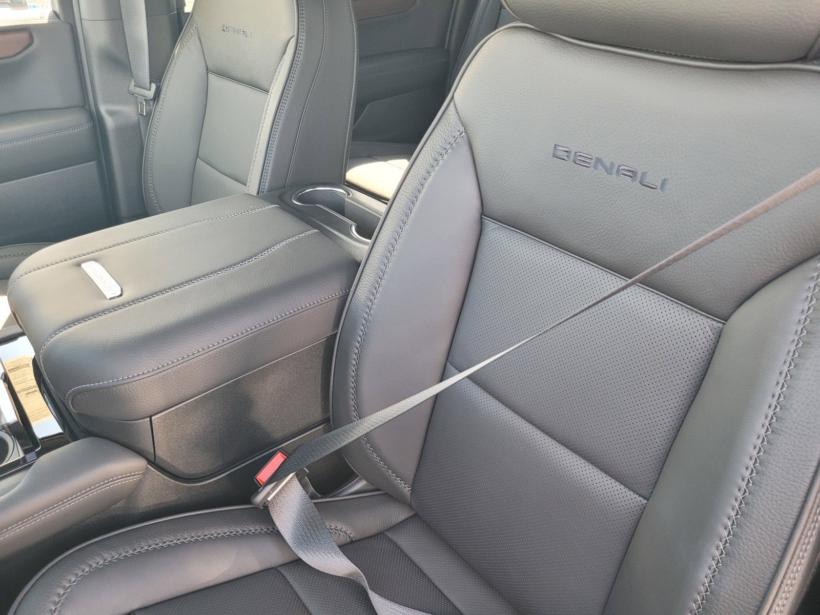 New 2026 GMC Yukon XL Denali w/ Denali Reserve Package AWD/4WD image 8