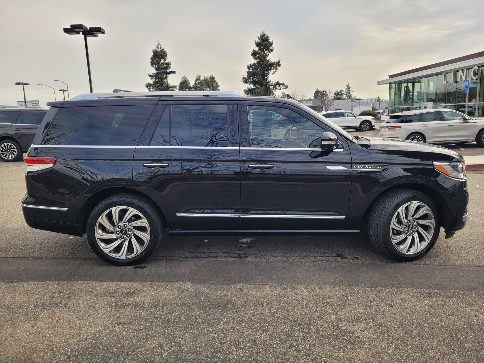 Used 2023 Lincoln Navigator Reserve image 3