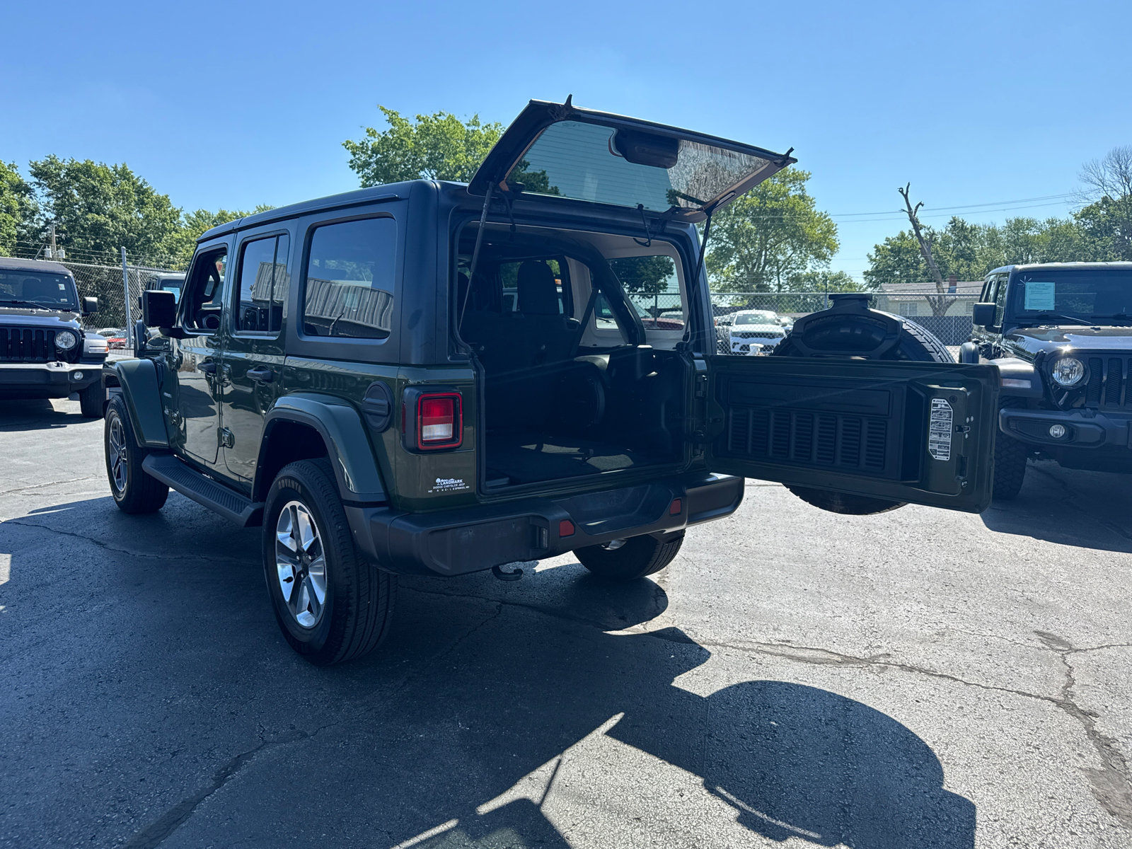 Used 2023 Jeep Wrangler Unlimited Sahara AWD/4WD image 17