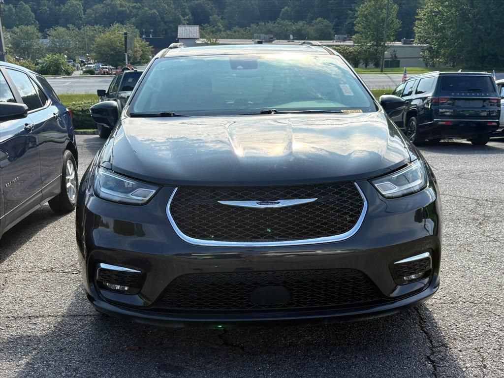 Used 2022 Chrysler Pacifica Touring-L FWD image 2