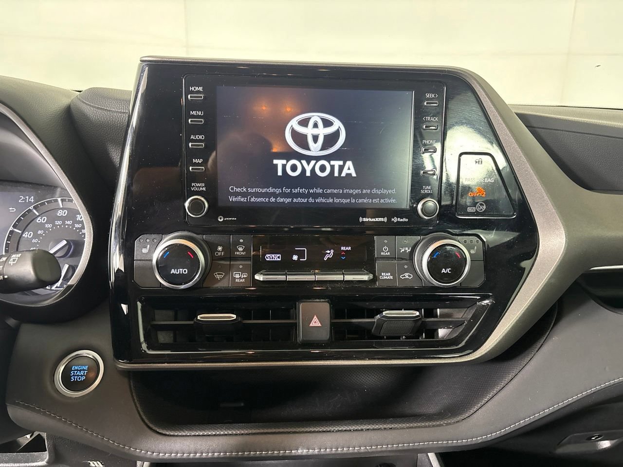 Used 2021 Toyota Highlander XLE FWD image 17