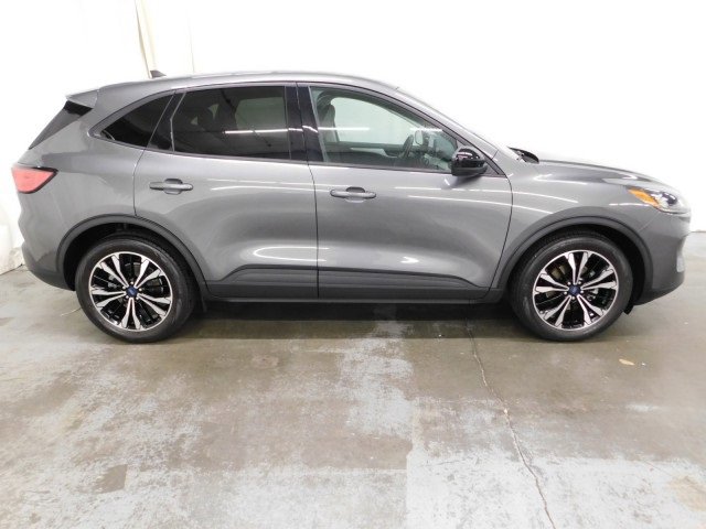 Used 2022 Ford Escape SE w/ SE Sport Appearance Package image 2