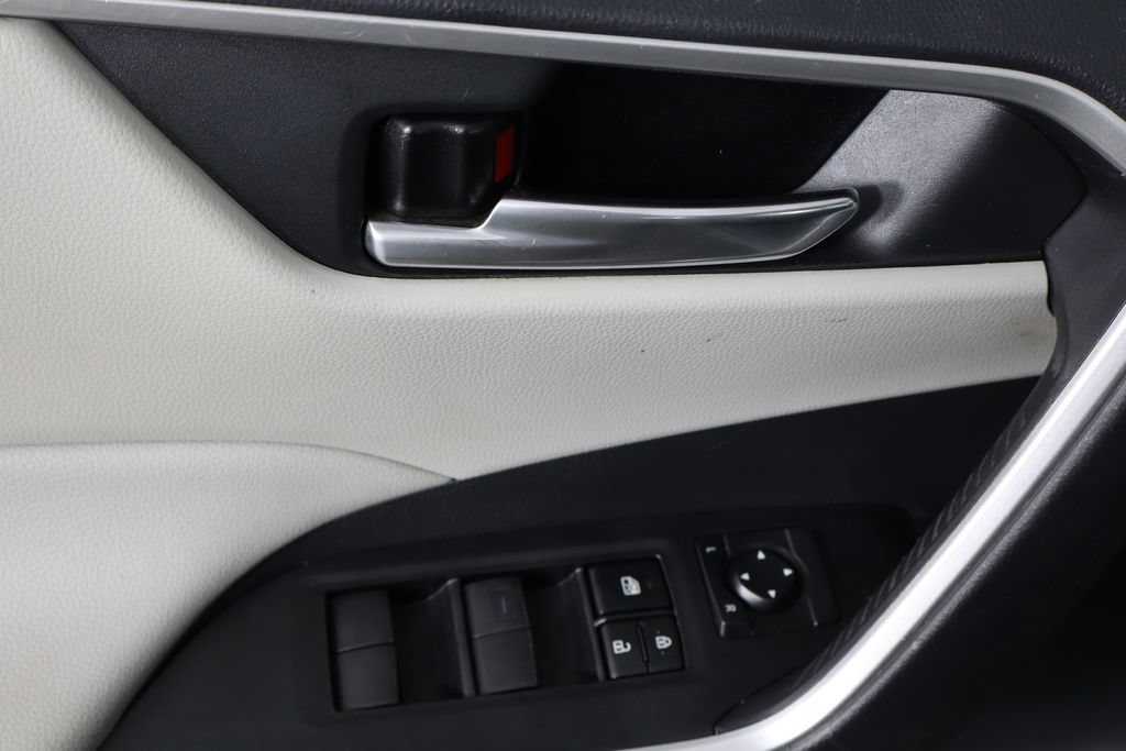 Used 2021 Toyota RAV4 XLE w/ Convenience Package FWD image 20