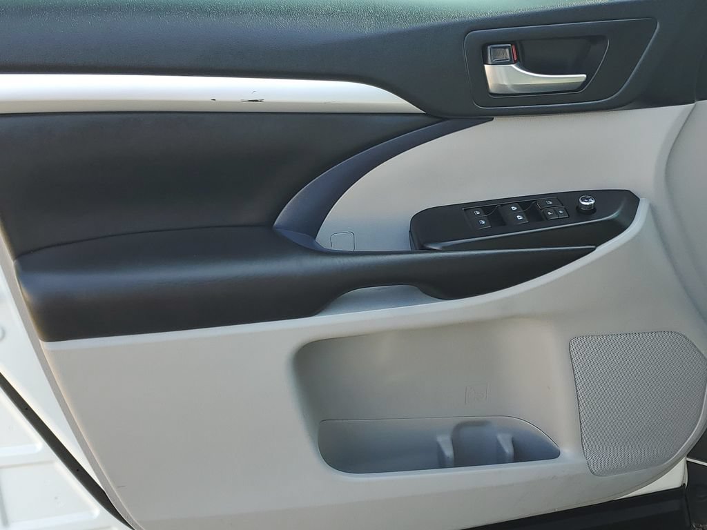 Used 2019 Toyota Highlander XLE AWD/4WD image 5