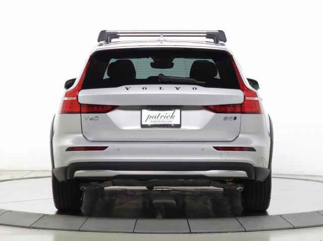 Used 2025 Volvo V60 B5 Cross Country Plus w/ Protection Package Premier image 7