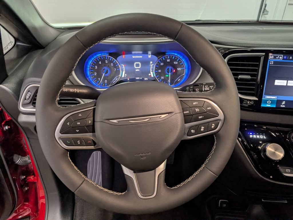 Used 2027 Chrysler Pacifica Select FWD image 17