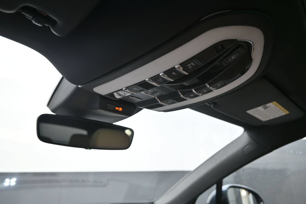 Certified 2021 Porsche Macan AWD/4WD image 18