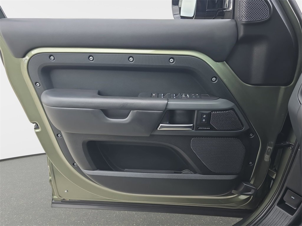 Used 2023 Land Rover Defender 110 X-Dynamic SE image 28