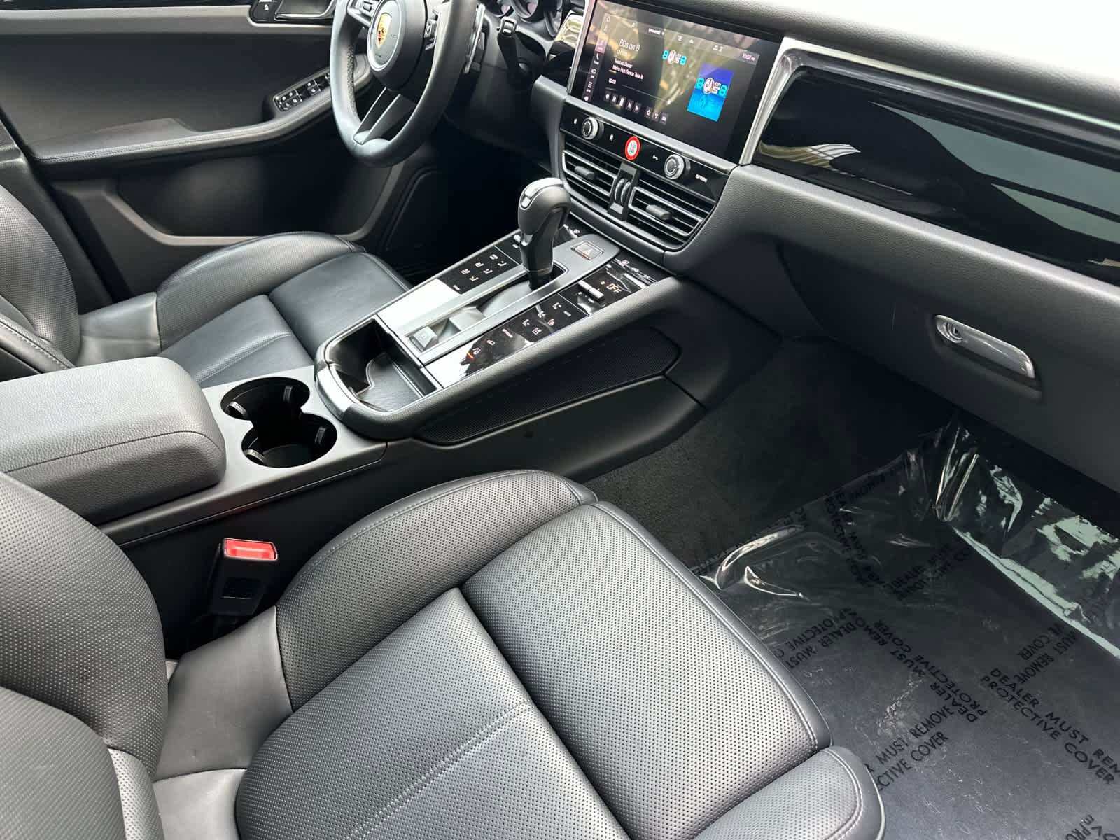 Certified 2025 Porsche Macan AWD/4WD image 17