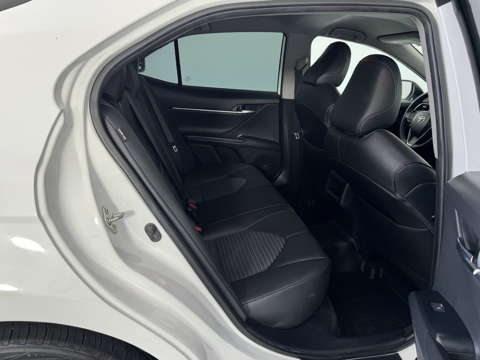 Used 2020 Toyota Camry SE FWD image 17