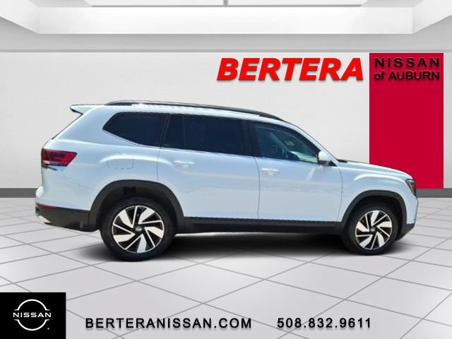 Used 2025 Volkswagen Atlas SE AWD/4WD image 2
