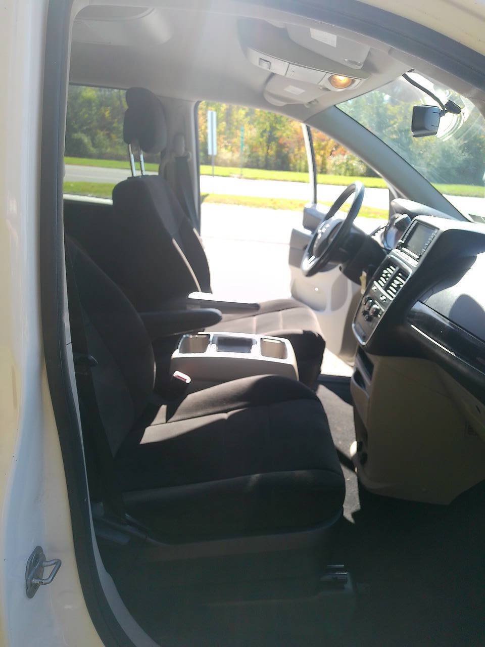 Used 2012 Dodge Grand Caravan SXT w/ Entertainment Group 1 FWD image 27
