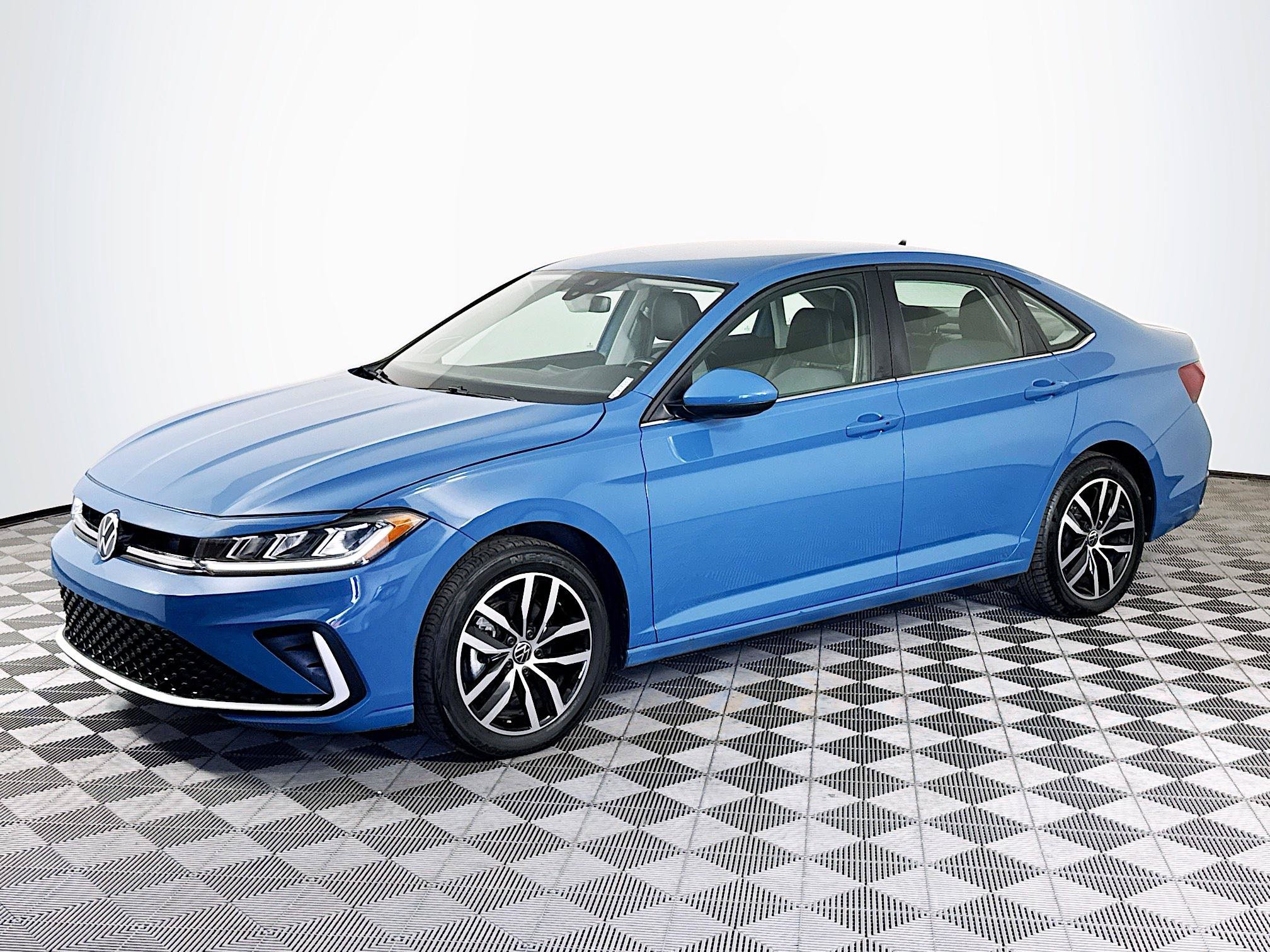Used 2025 Volkswagen Jetta SE FWD image 4