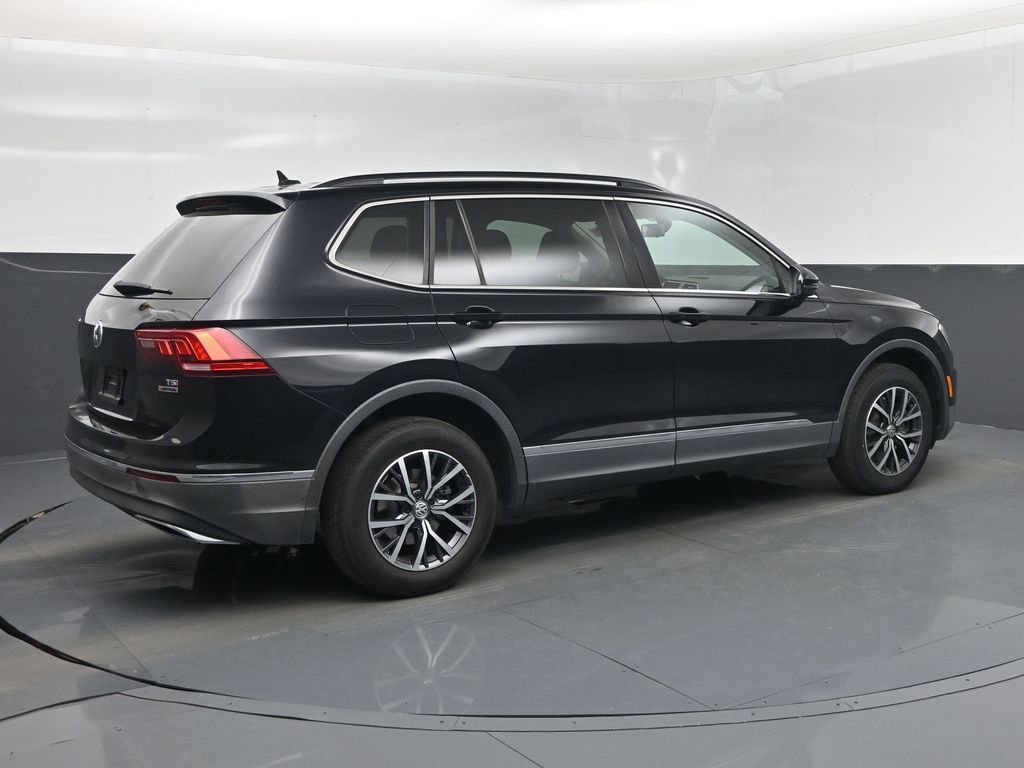 Used 2018 Volkswagen Tiguan SE w/ Panoramic Sunroof Package AWD/4WD image 3