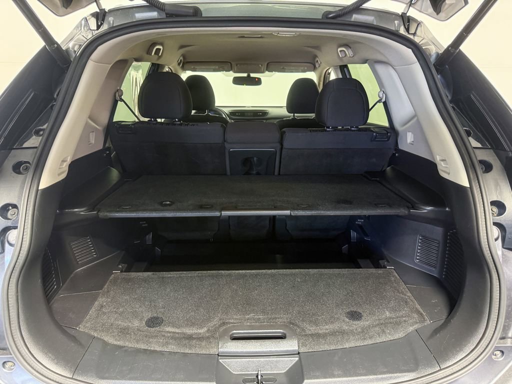 Used 2017 Nissan Rogue SV w/ SV Premium Package AWD/4WD image 32