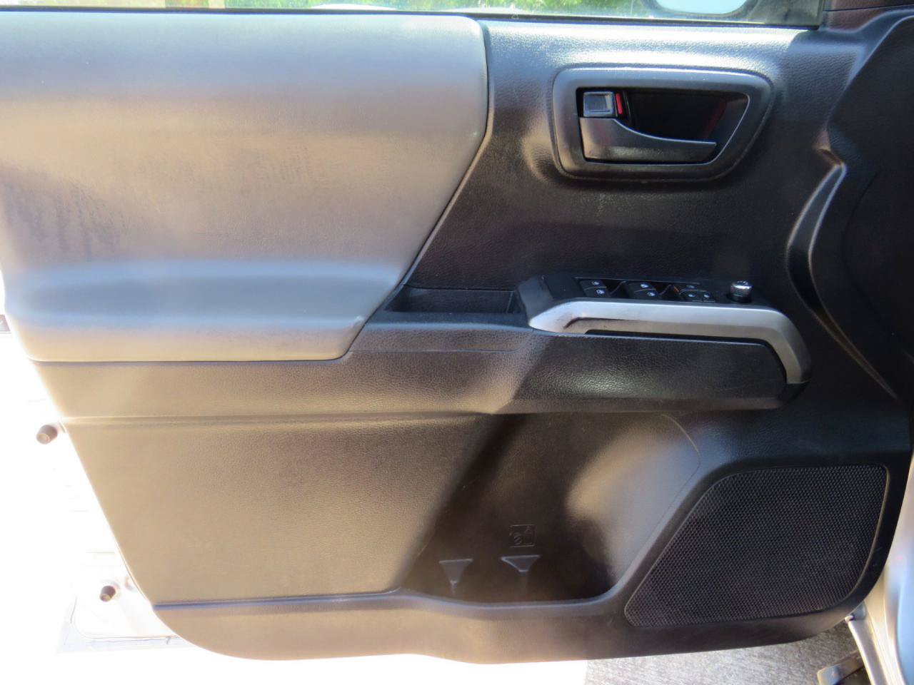 Used 2017 Toyota Tacoma SR5 w/ Tow Package RWD image 9