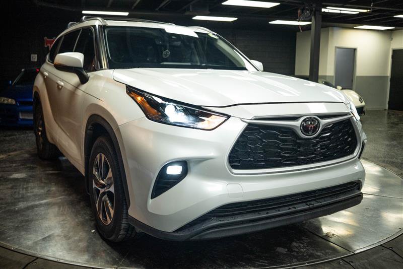 Used 2022 Toyota Highlander XLE AWD/4WD image 5