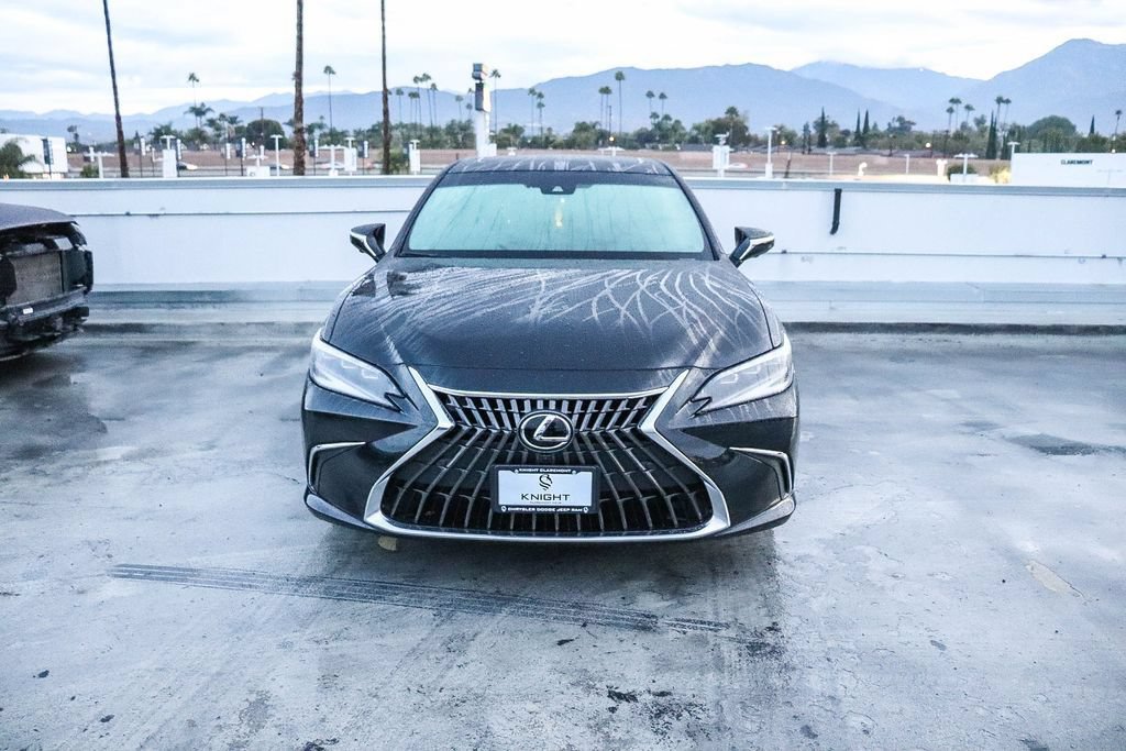 Used 2025 Lexus ES 300h w/ Luxury Package FWD image 3
