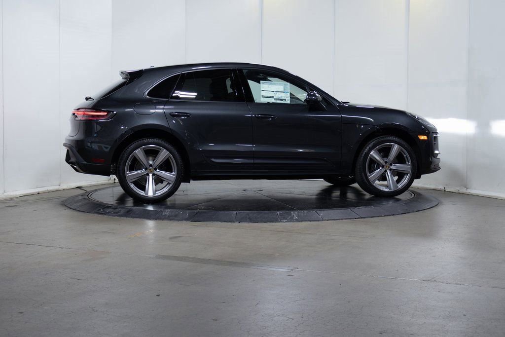 Certified 2025 Porsche Macan AWD/4WD image 8