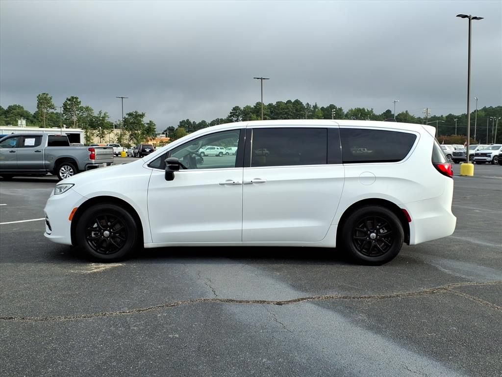 Used 2024 Chrysler Pacifica Touring-L FWD image 16