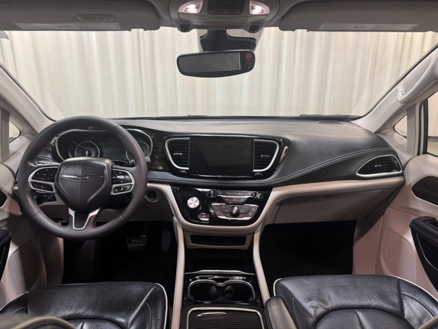 Used 2024 Chrysler Pacifica Limited image 22