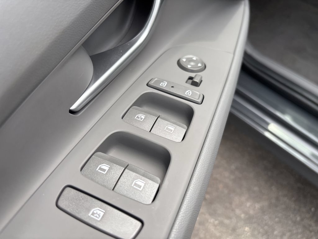 New 2025 Hyundai Elantra SEL FWD image 17