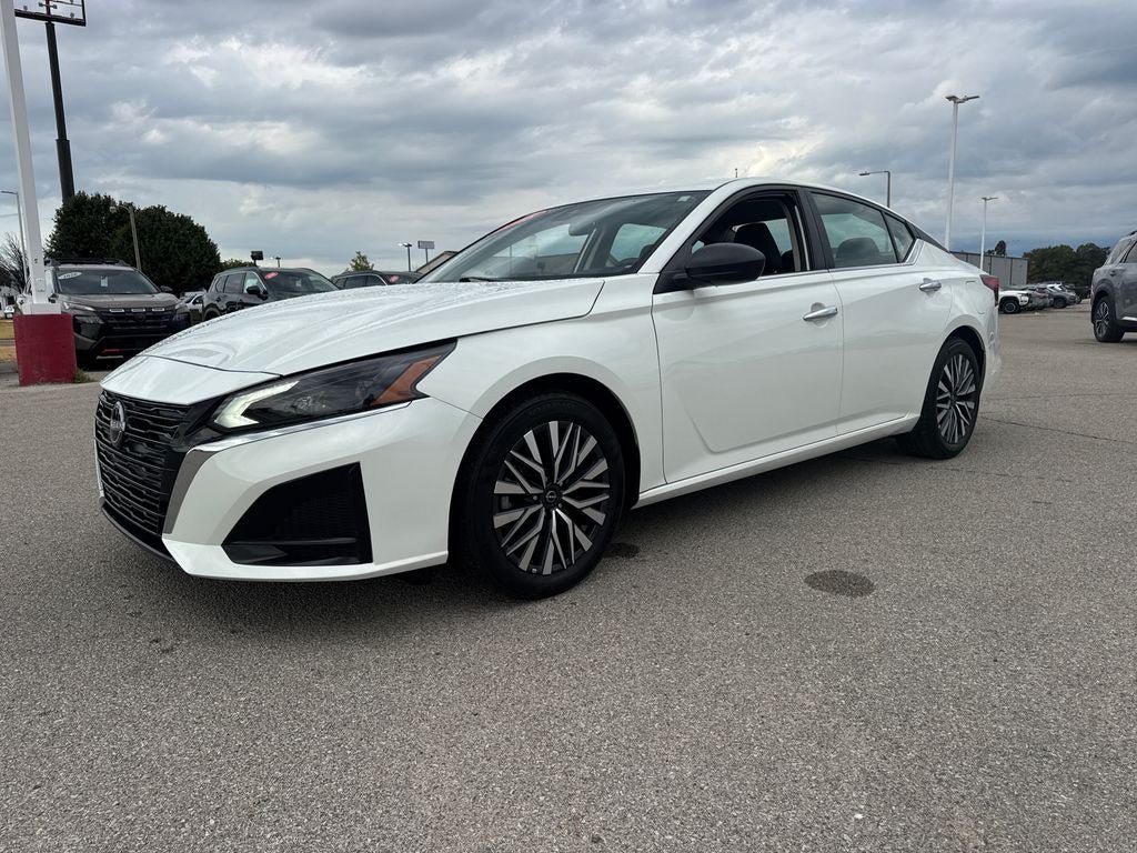 Used 2025 Nissan Altima 2.5 SV FWD image 2