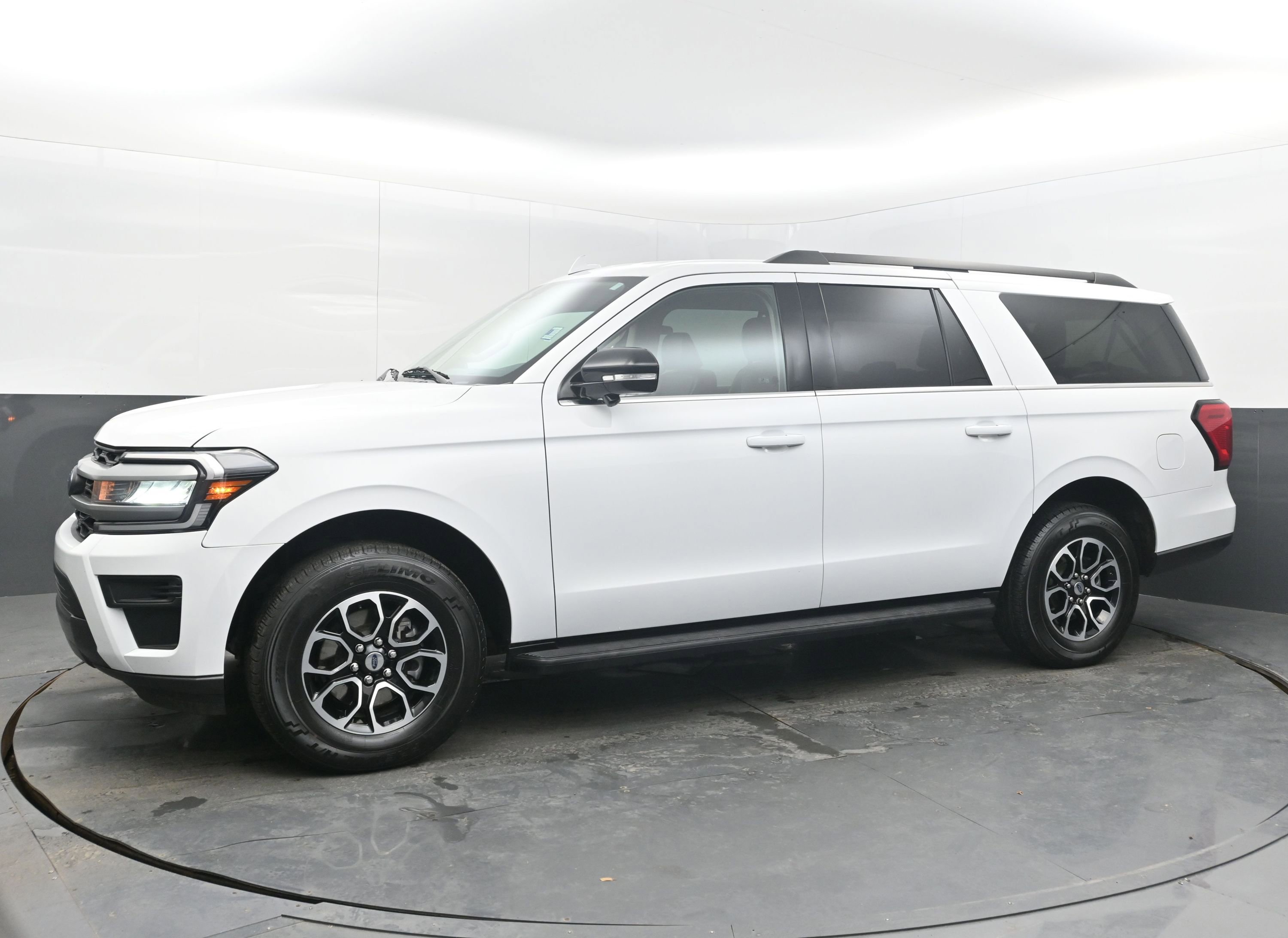 Used 2024 Ford Expedition Max XLT image 5