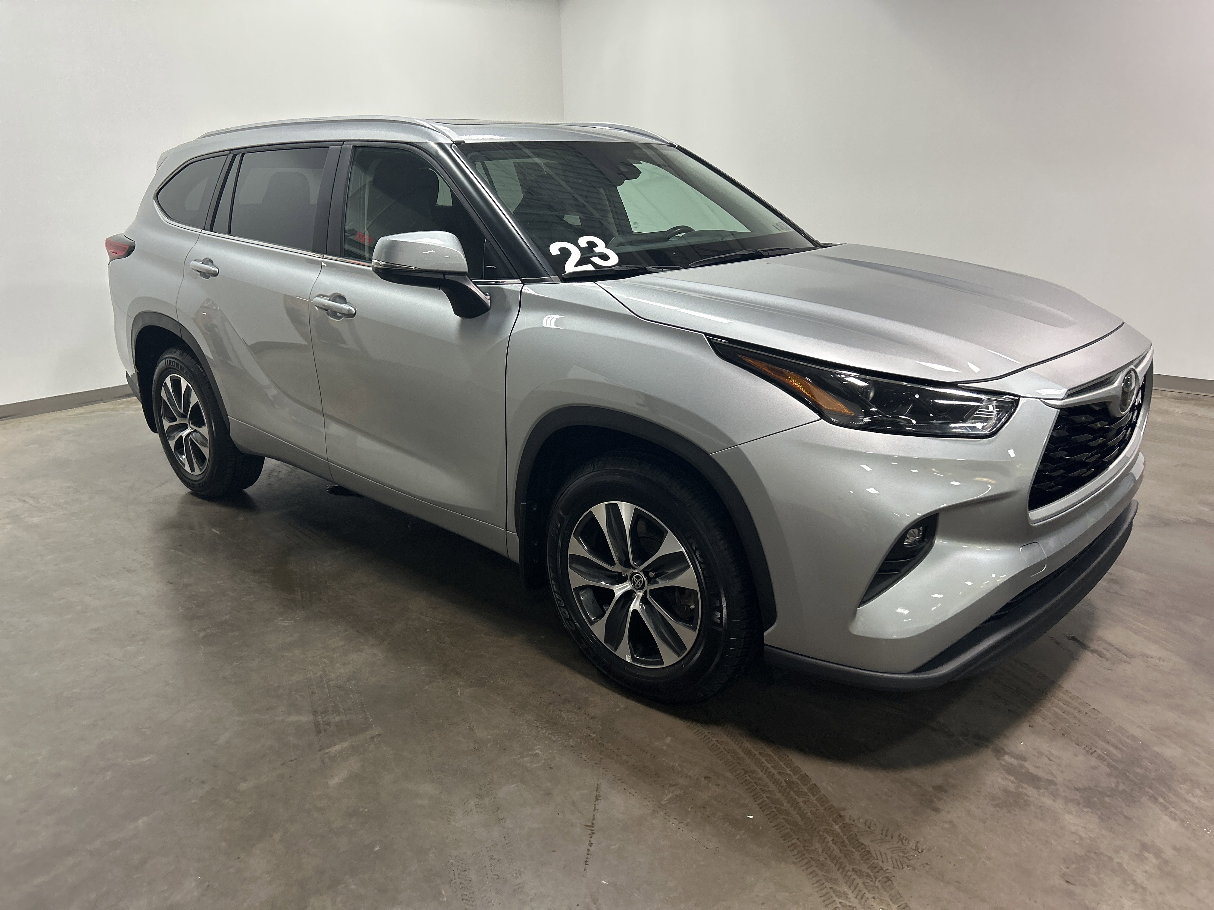 Used 2023 Toyota Highlander XLE image 2