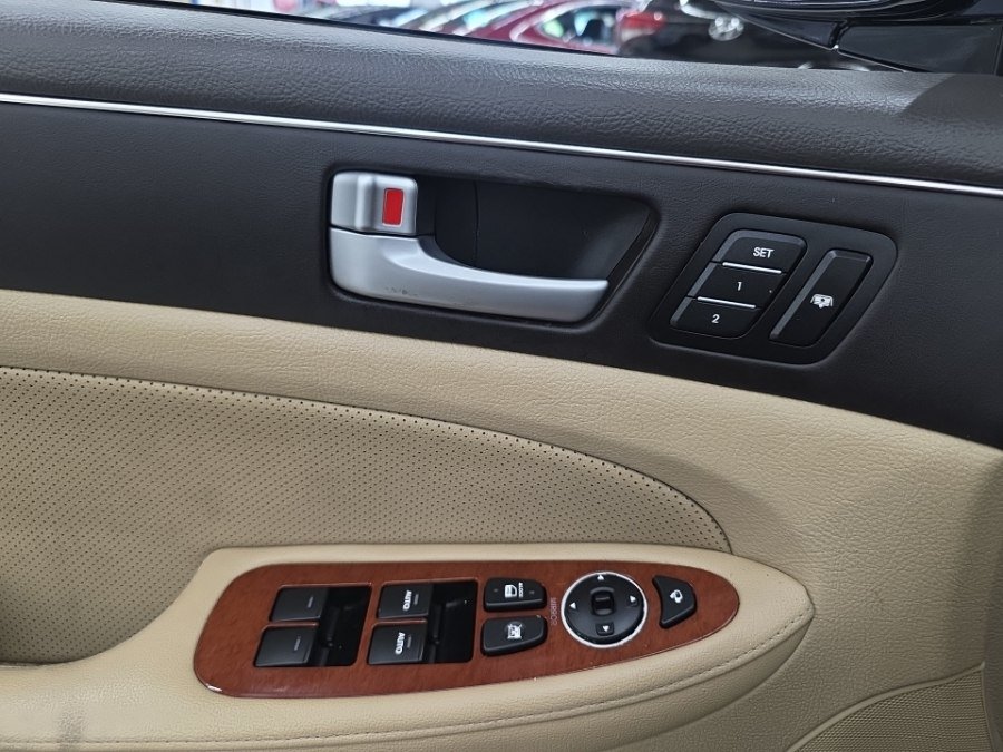 Used 2013 Hyundai Genesis 3.8 w/ Premium Pkg RWD image 32