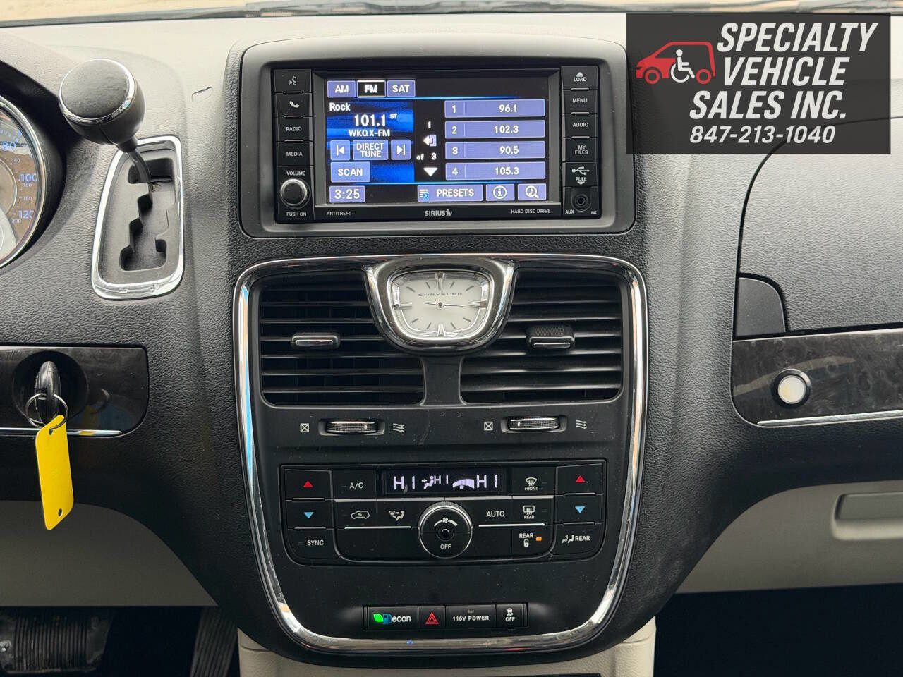 Used 2014 Chrysler Town & Country Touring image 37