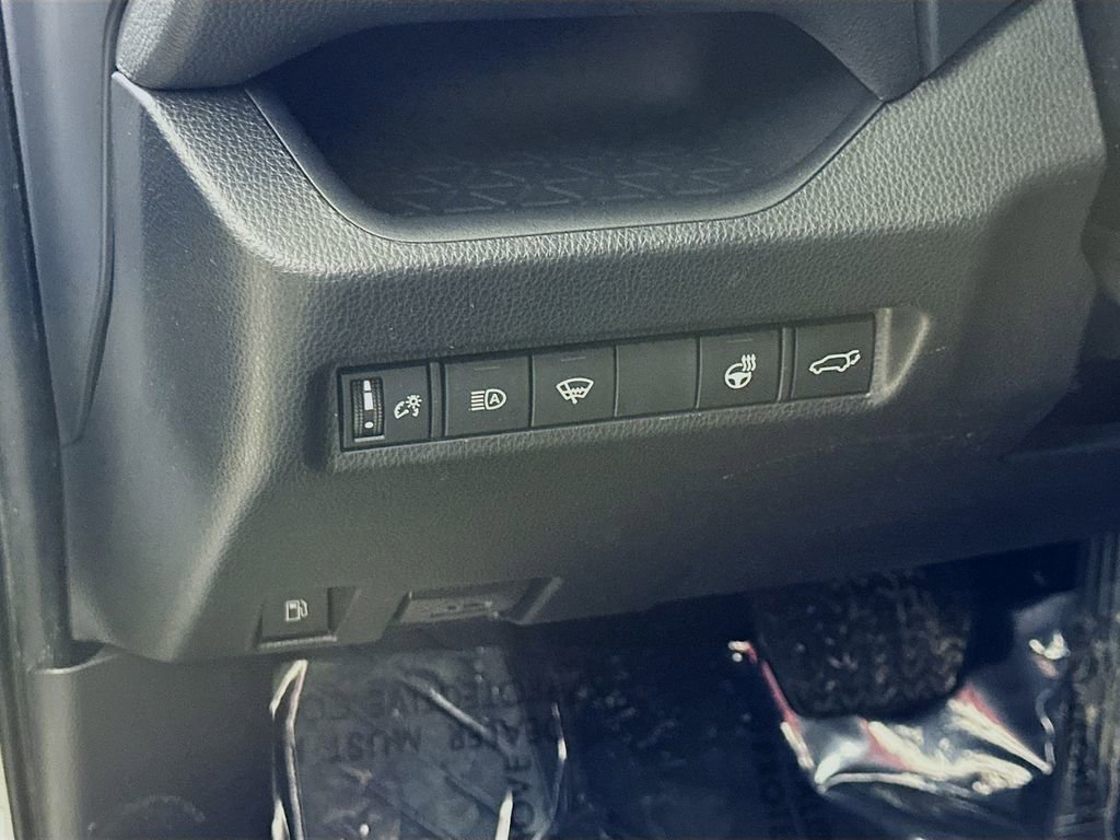 Used 2022 Toyota RAV4 SE w/ Weather & Moonroof Package image 20