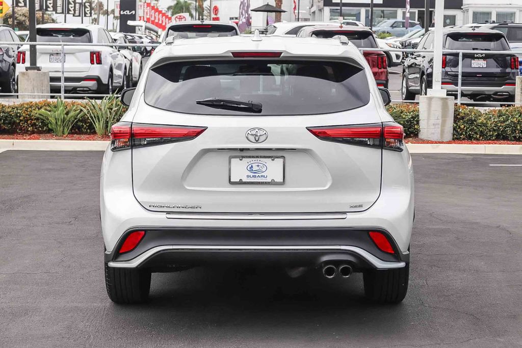 Used 2022 Toyota Highlander XSE FWD image 6