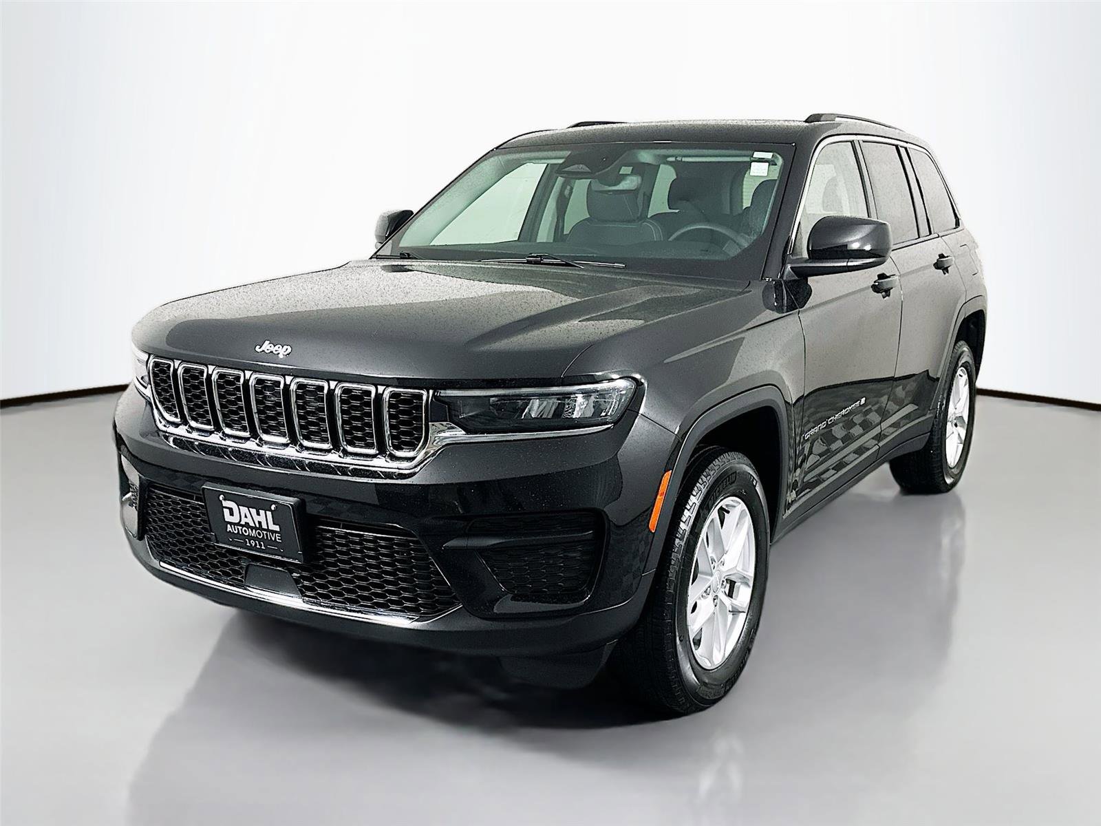 Used 2023 Jeep Grand Cherokee Laredo w/ Luxury Tech Group I image 4