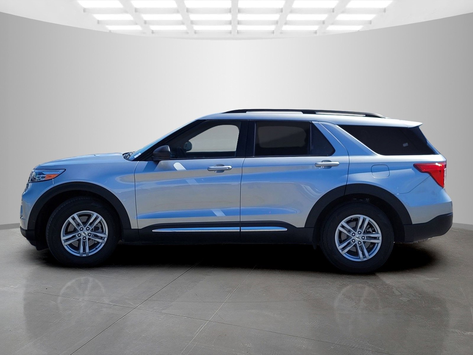 Used 2022 Ford Explorer XLT w/ Equipment Group 202A image 7