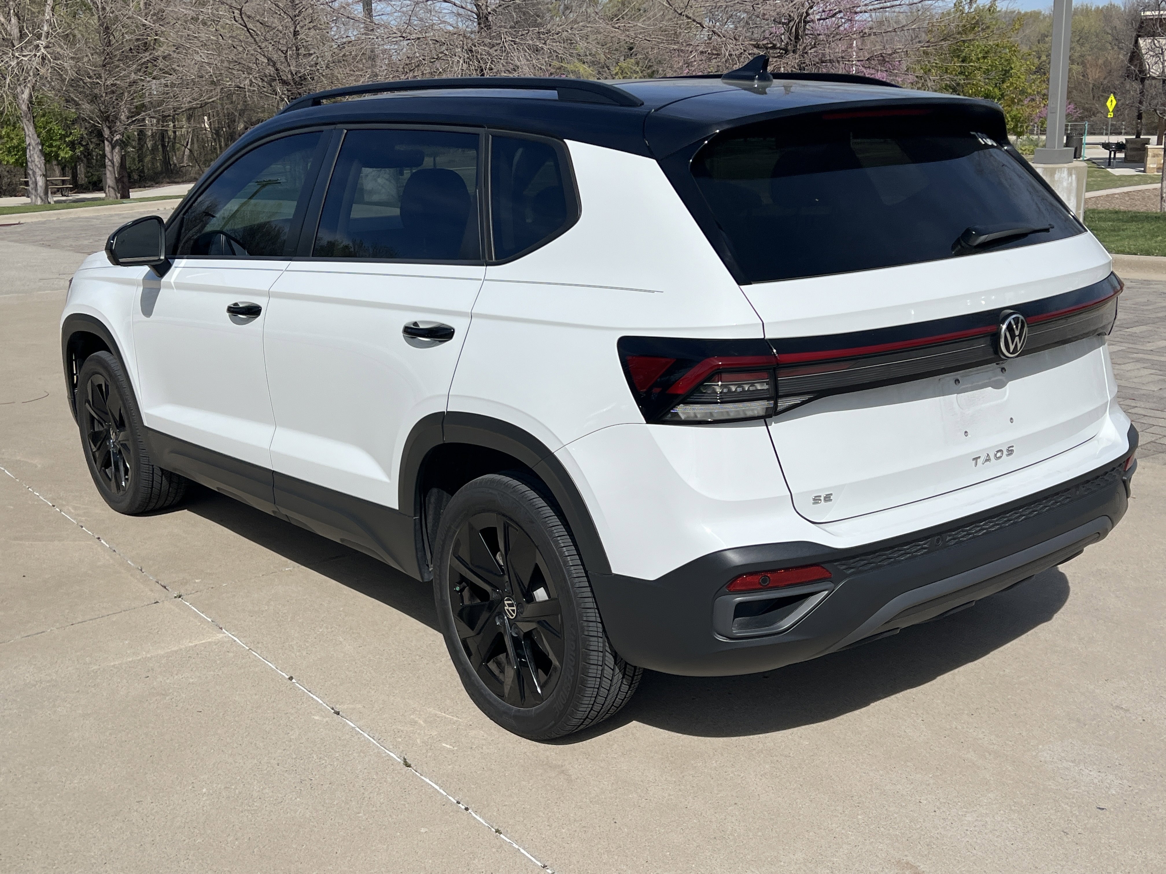 Certified 2025 Volkswagen Taos SE image 8