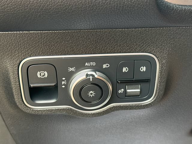 Used 2021 Mercedes-Benz GLB 250 4MATIC w/ Premium Package image 20