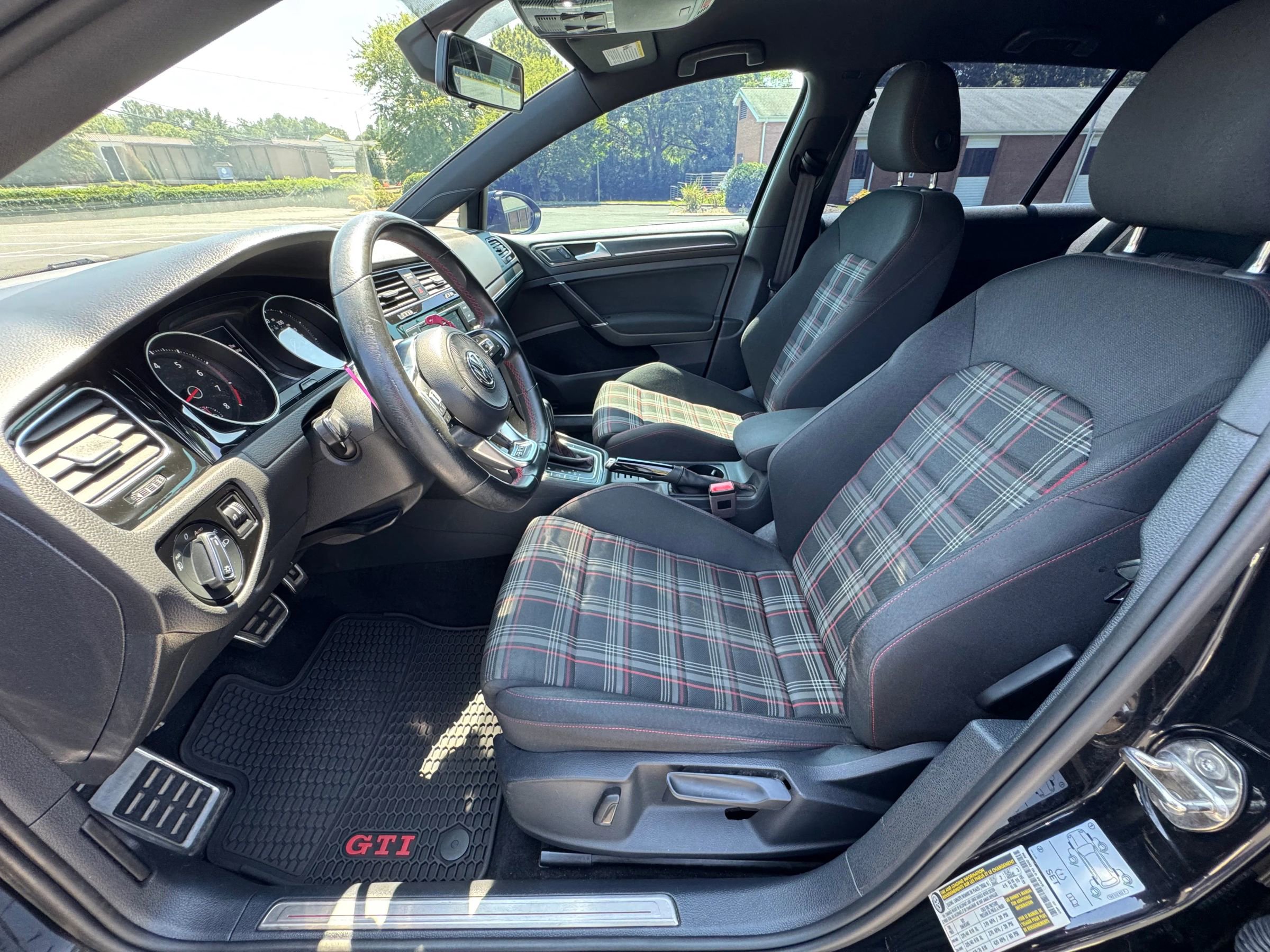 Used 2021 Volkswagen GTI SE image 11