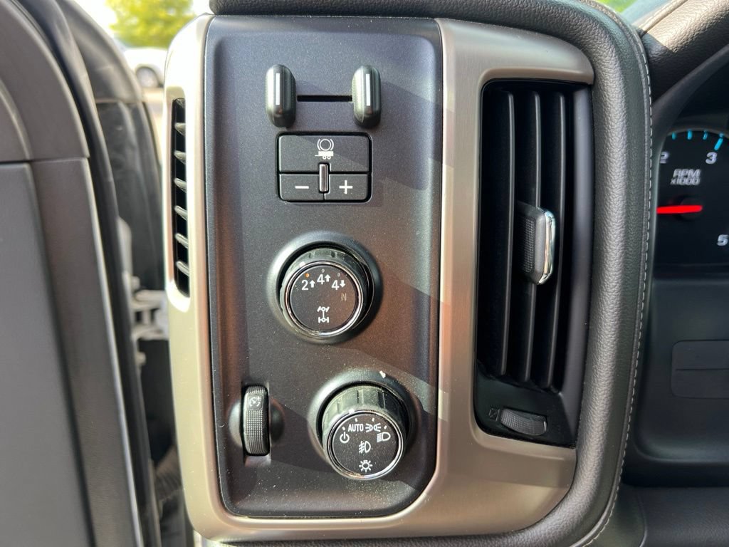 Used 2018 GMC Sierra 2500 Denali w/ Duramax Plus Package AWD/4WD image 10