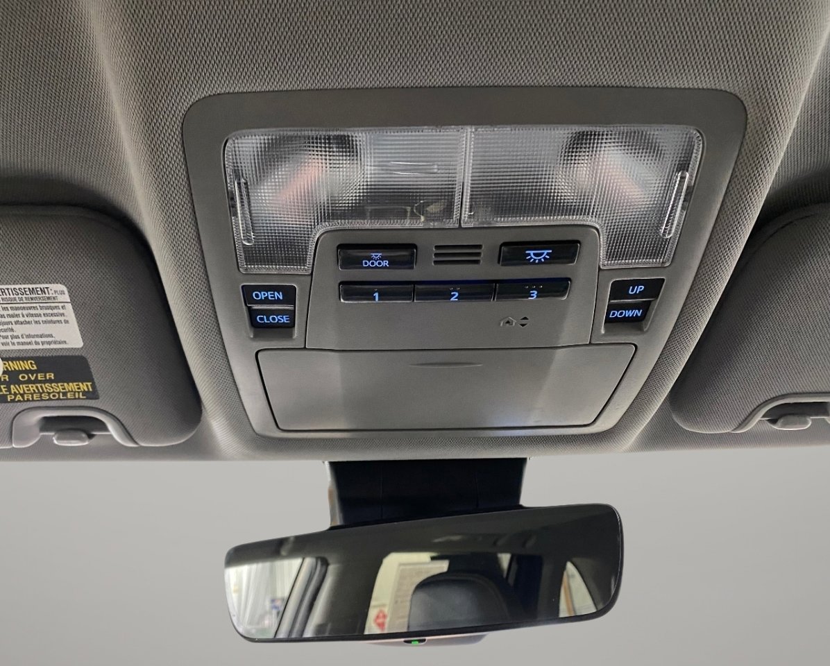 Used 2017 Toyota Highlander SE image 18