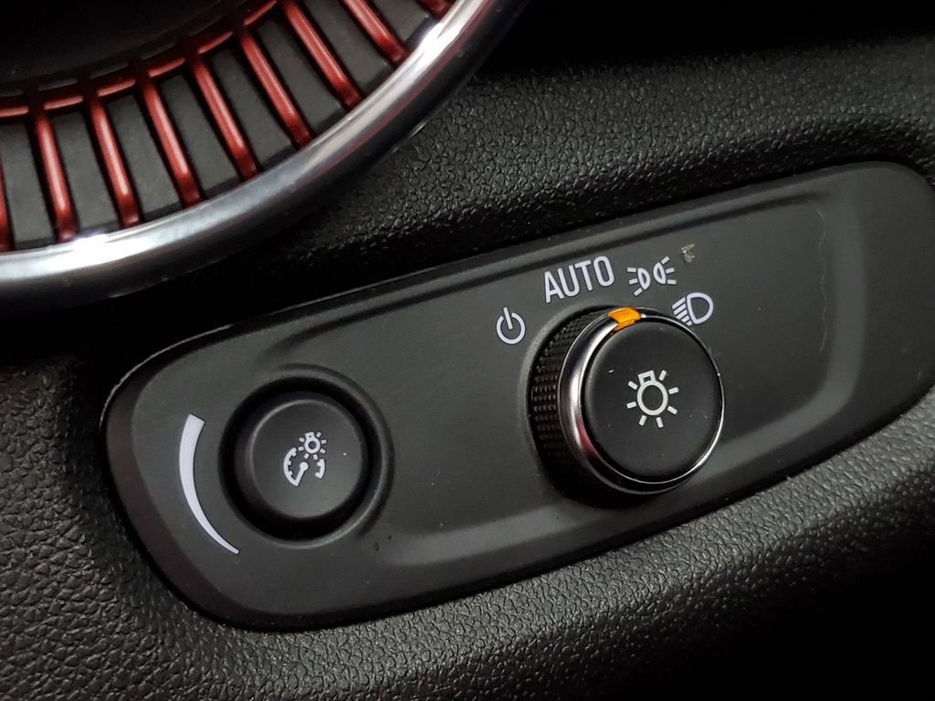 Certified 2025 Chevrolet Trax RS w/ Driver Confidence Package image 28