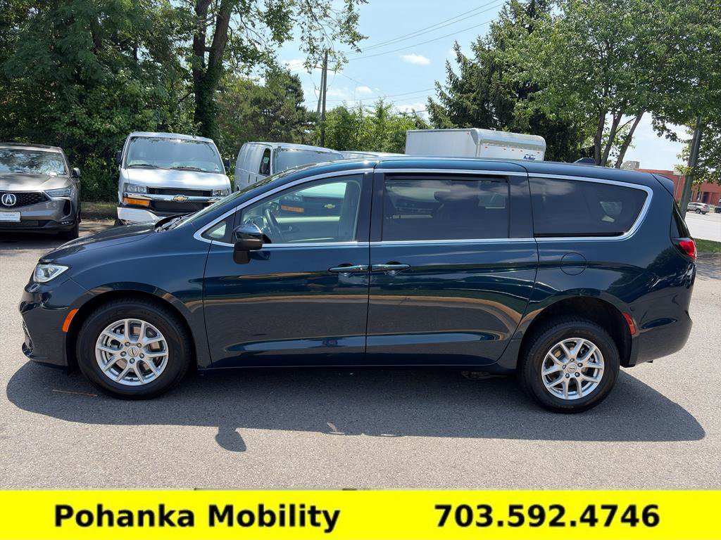 Used 2023 Chrysler Pacifica Touring-L FWD image 7