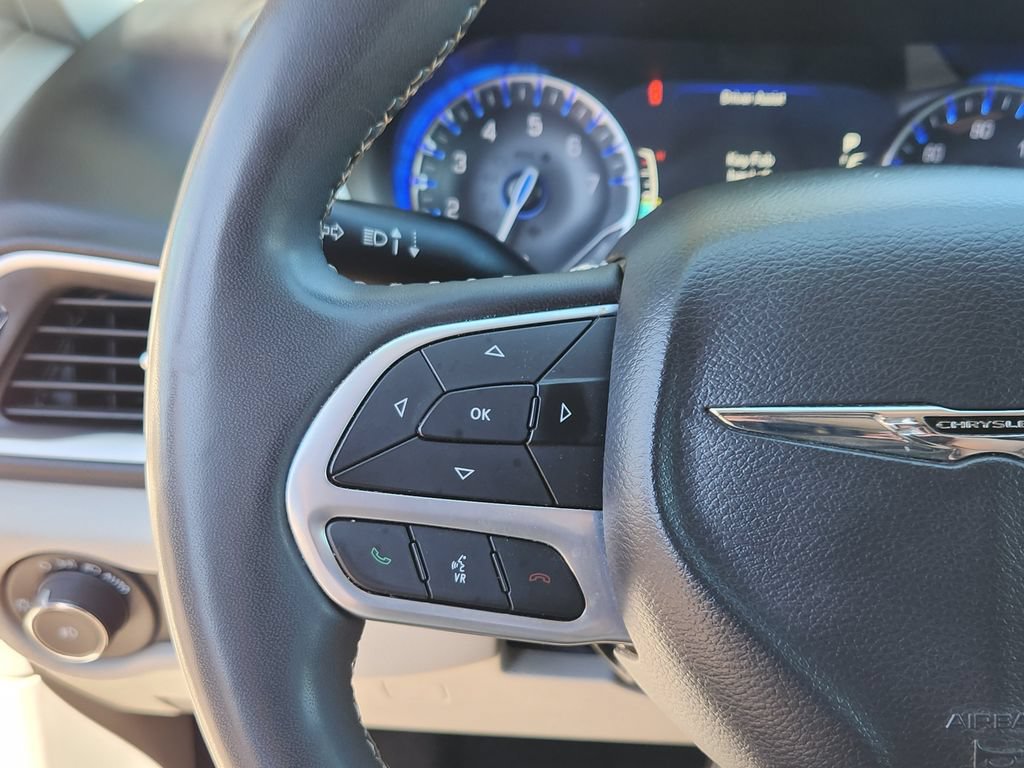 Used 2023 Chrysler Pacifica Touring-L FWD image 17